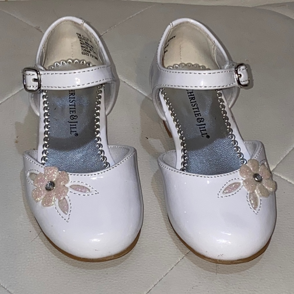 White paten leather shoes. Christie & Jill size 7
